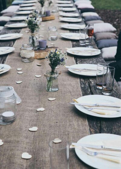 Grande table de jardin avec couverts